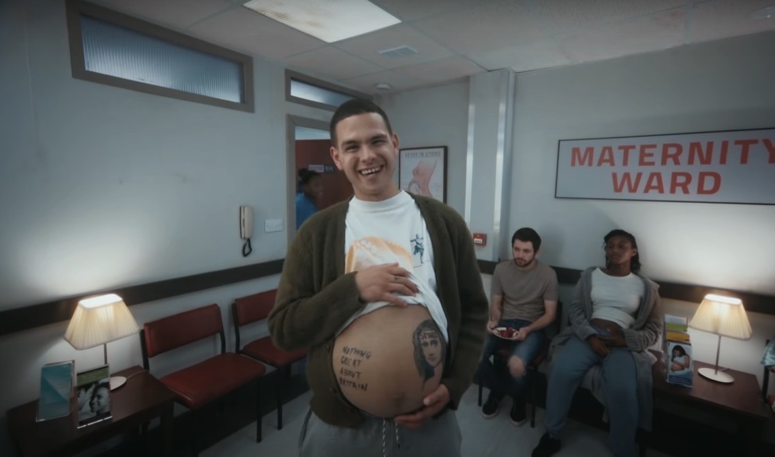 Slowthai w nowym klipie jest w ciąży, a płód śpiewa głosem Jamesa Blake’a